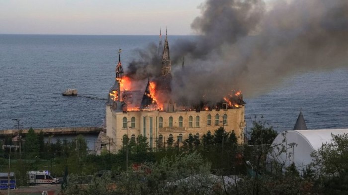 Un ataque de Rusia con misiles deja cinco muertos y al «castillo de Harry Potter» de Ucrania en llamas